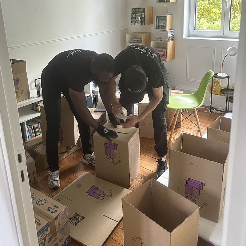 Déménageurs 01 Des déménageurs Med Déménagement emballent des cartons